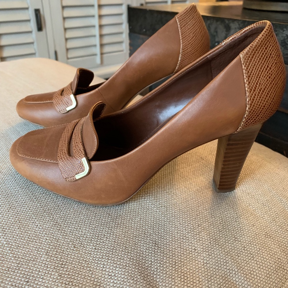 Banana Republic camel tan heel loafer slip on 7.5